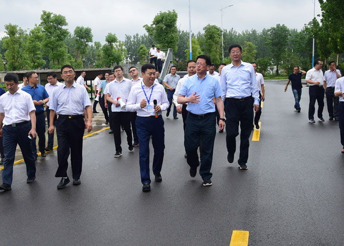6月29日，副省長、市委書記楊光榮帶隊(duì)，深入晶宮綠建集團(tuán)裝配式建筑產(chǎn)業(yè)基地，實(shí)地觀摩產(chǎn)業(yè)項(xiàng)目建設(shè)情況，推動(dòng)全市在比學(xué)趕超中掀起產(chǎn)業(yè)項(xiàng)目建設(shè)新熱潮。.jpg